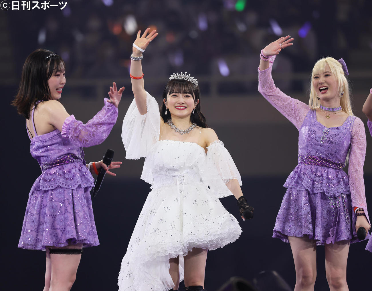 白いドレス姿でファンに手を振るモーニング娘。’22の森戸知沙希（中央）（撮影・足立雅史）