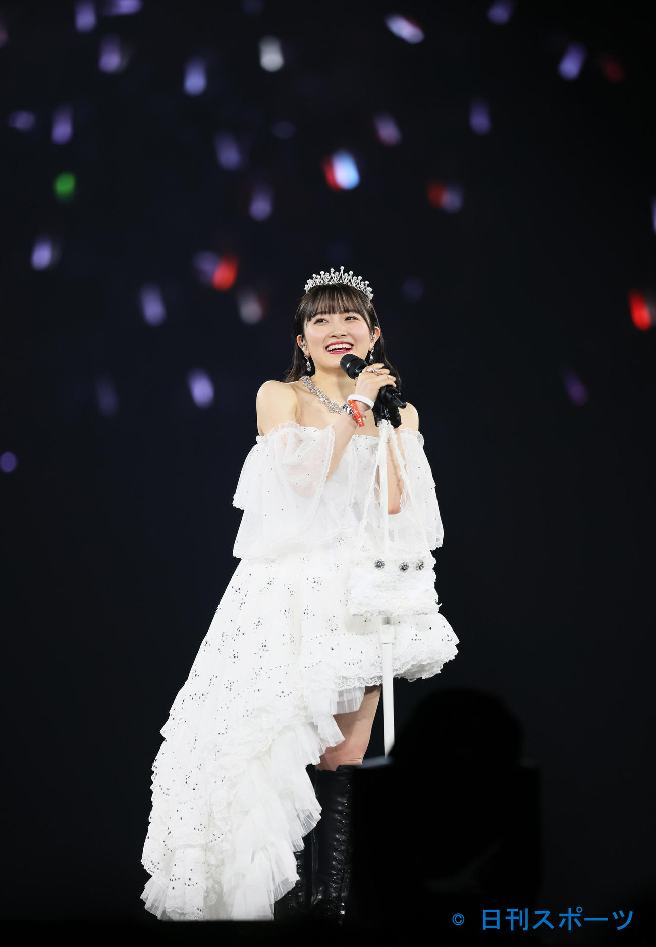 白いドレス姿でファンにあいさつするモーニング娘。’22の森戸知沙希（撮影・足立雅史）