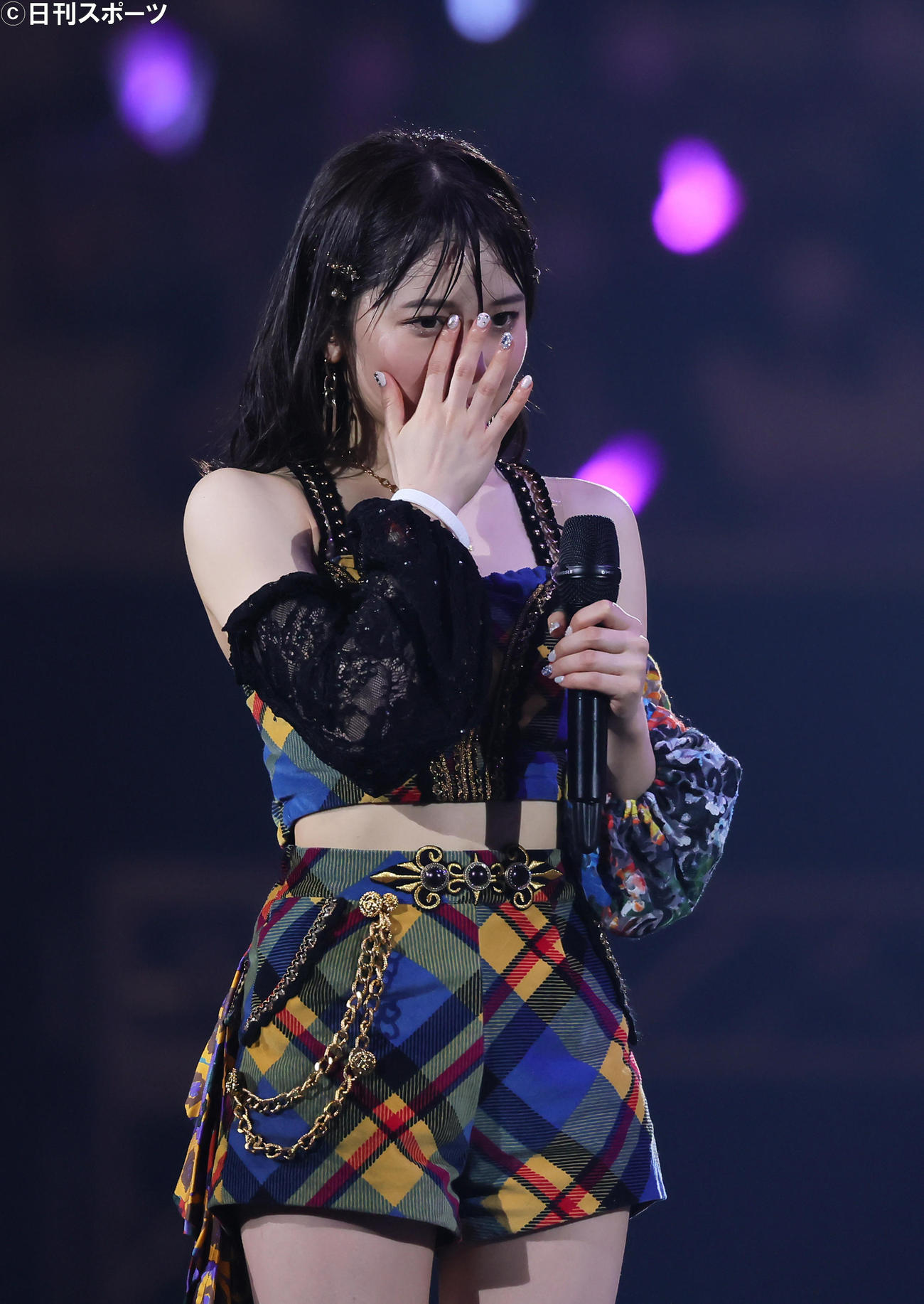 メンバーからのメッセージに涙ぐむモーニング娘。’22の森戸知沙希（撮影・足立雅史）