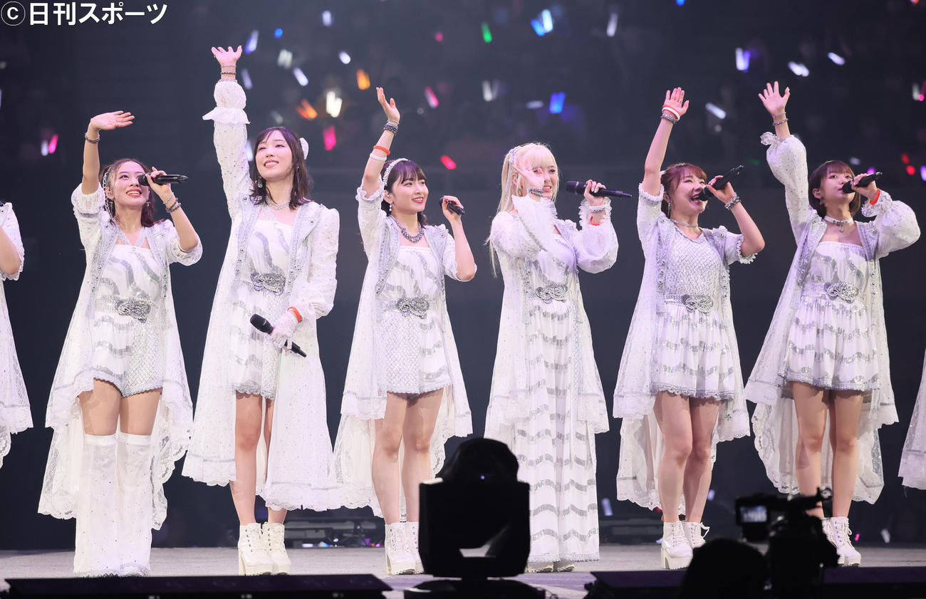 卒業公演を迎えたモーニング娘。’22の森戸知沙希（左から3人目）（撮影・足立雅史）
