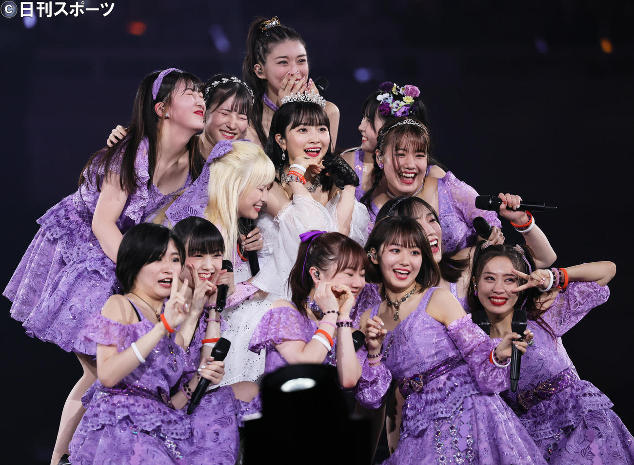 白いドレス姿でメンバーに囲まれるモーニング娘。’22の森戸知沙希（中央）（撮影・足立雅史）