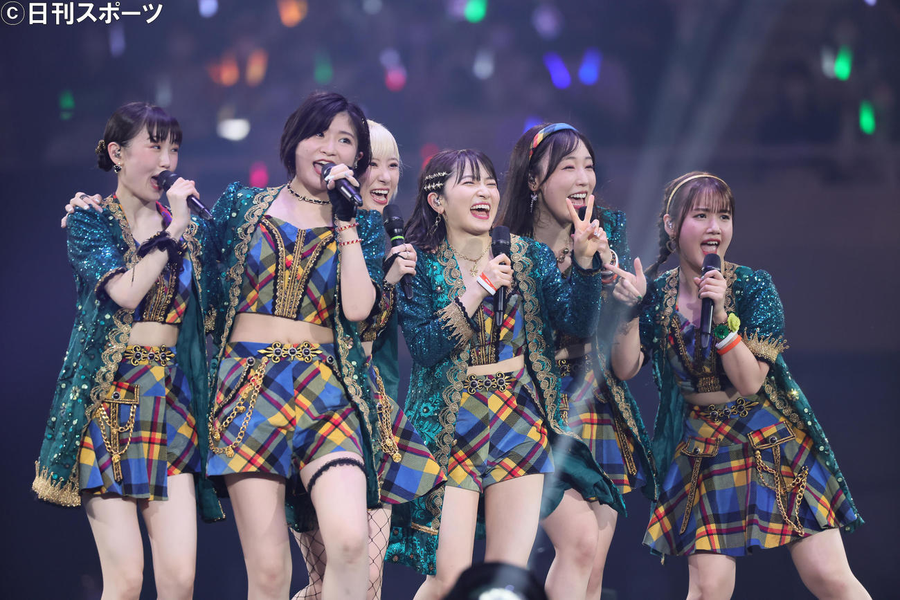 卒業公演を迎えたモーニング娘。’22の森戸知沙希（右から3人目）（撮影・足立雅史）