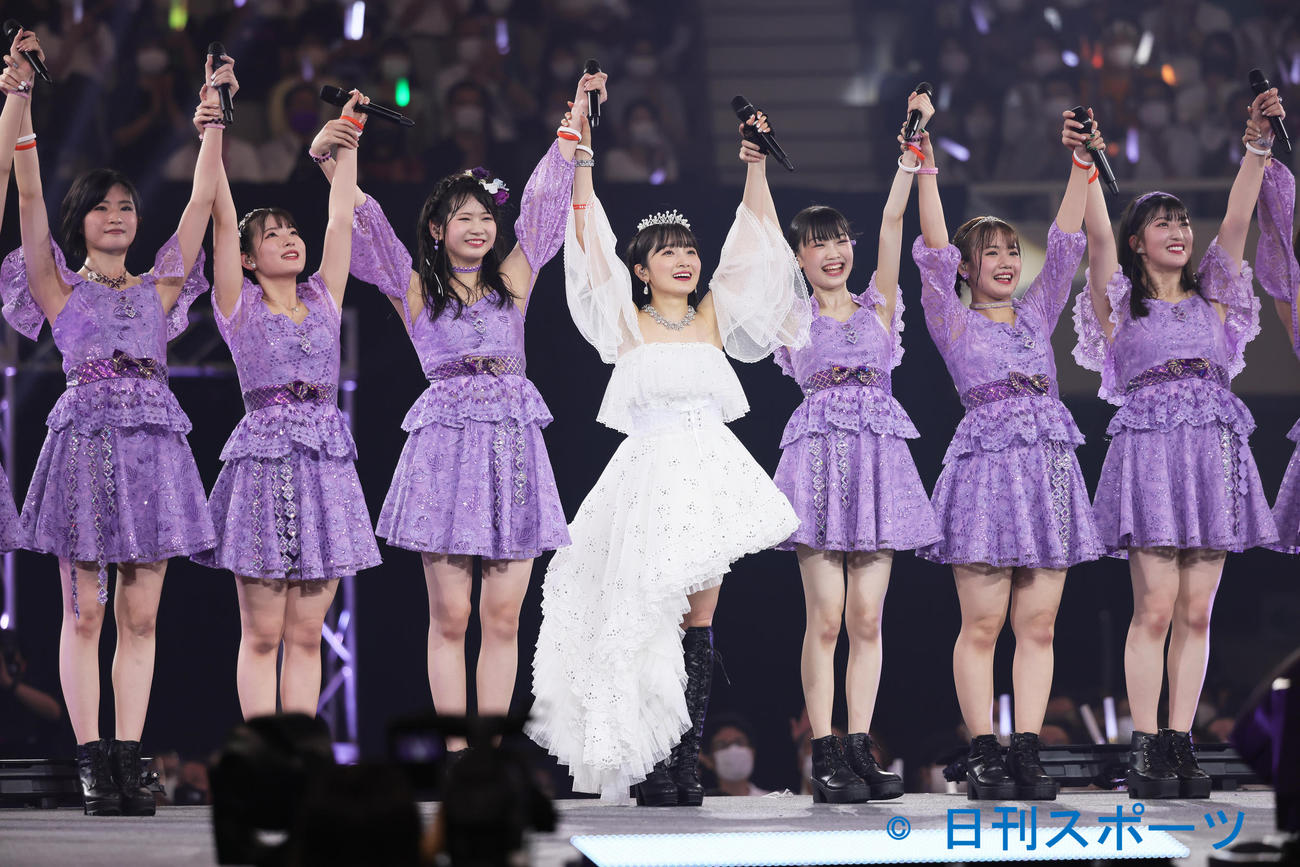 卒業公演を終え、メンバーと笑顔で手をつなぎ声援に応えるモーニング娘。’22の森戸知沙希（中央）（撮影・足立雅史）