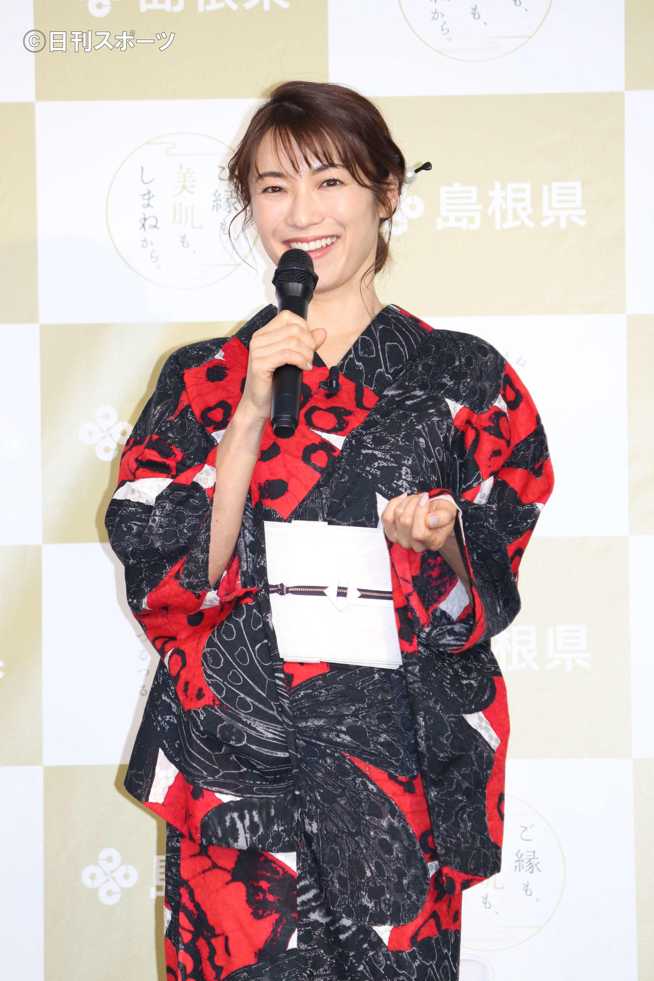 「美肌県しまね2022」記者発表会に浴衣姿で登場した内山理名（撮影・加藤理沙）