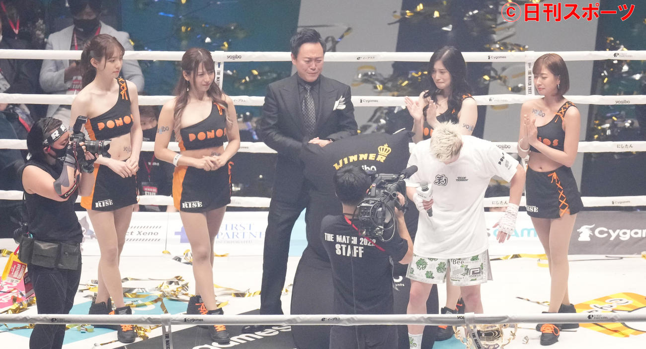 試合後、涙ぐむ那須川天心（右から2人目）にもらい泣きするラウンドガール（2022年6月19日撮影）