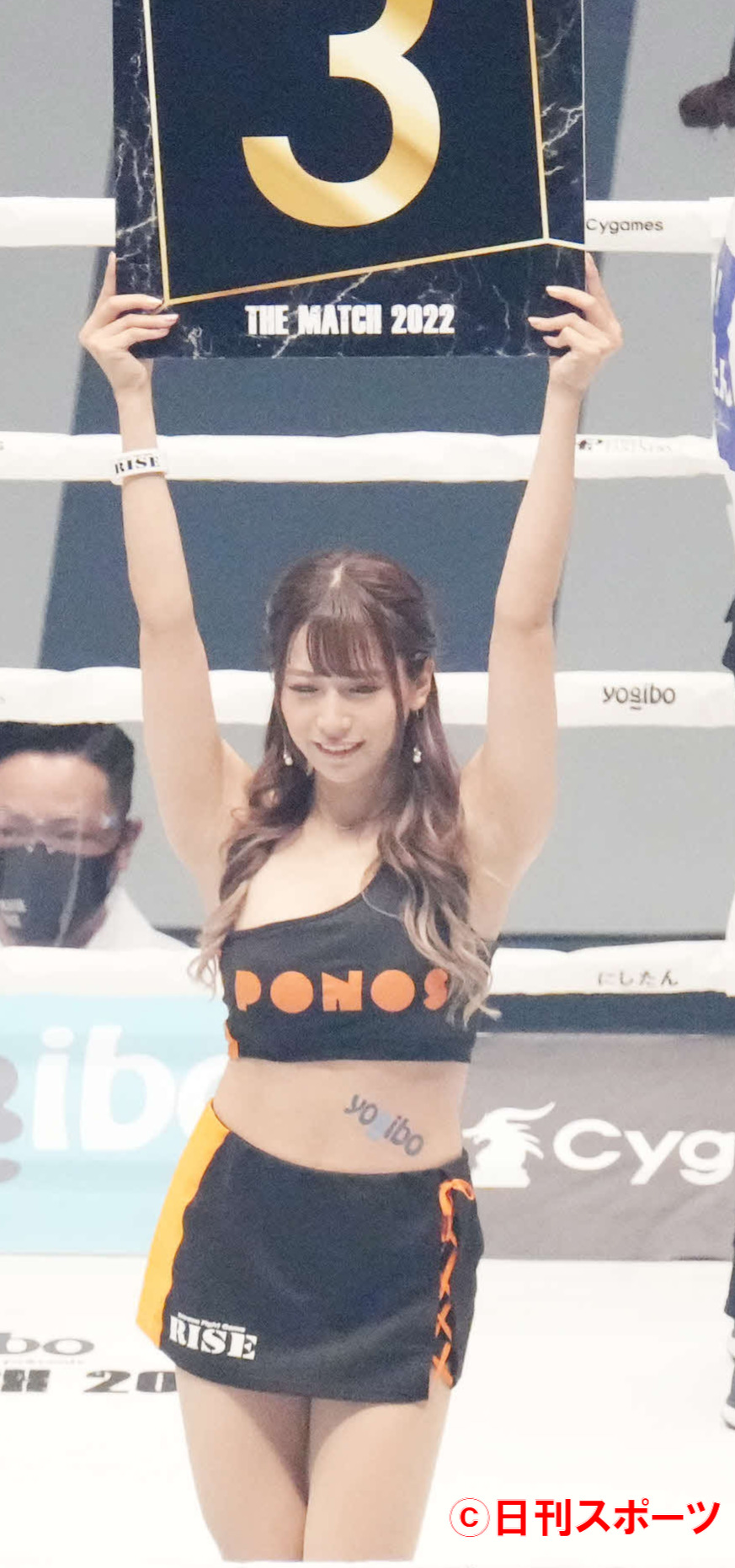 「THE MATCH」のラウンドガールを務める桜りん（2022年6月19日撮影）