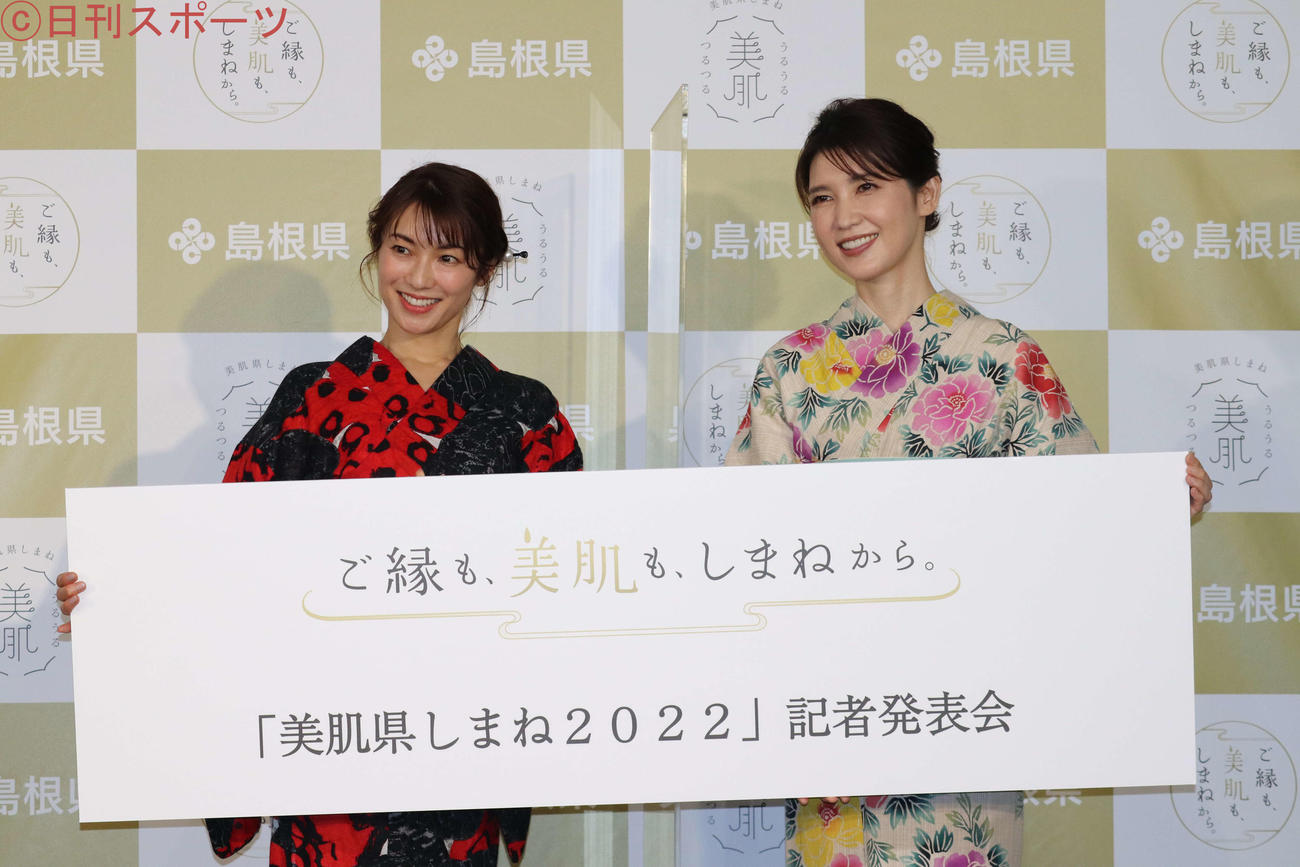 「美肌県しまね2022」記者発表会に出席した内山理名（左）と友利新（撮影・加藤理沙）