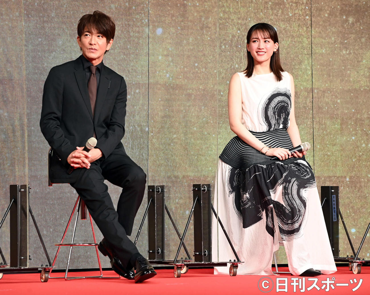 会見で記者の質問に答える木村拓哉（左）と綾瀬はるか（撮影・たえ見朱実）