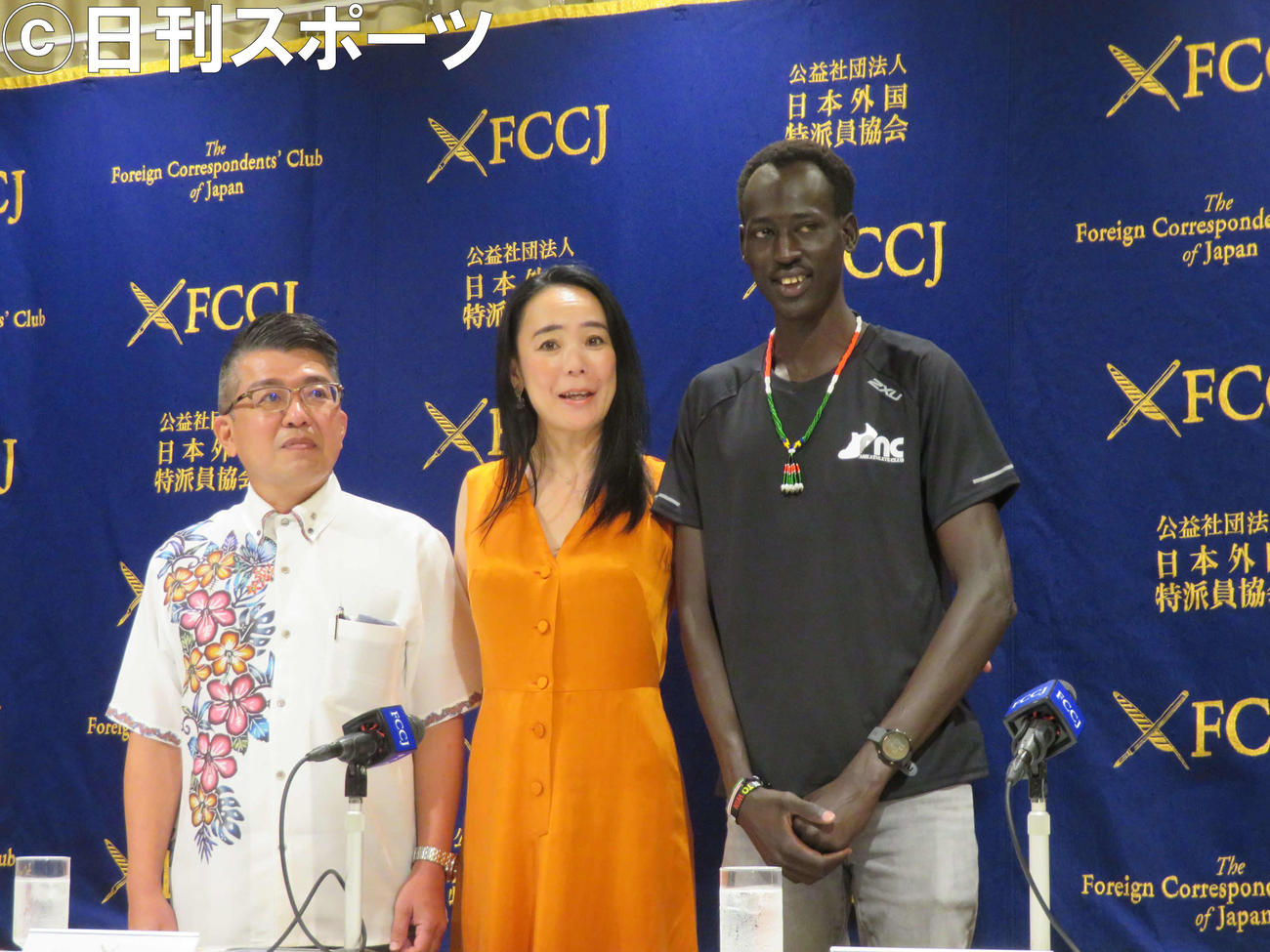 会見を開いた、河瀬直美監督（中央）ら（撮影・村上幸将）