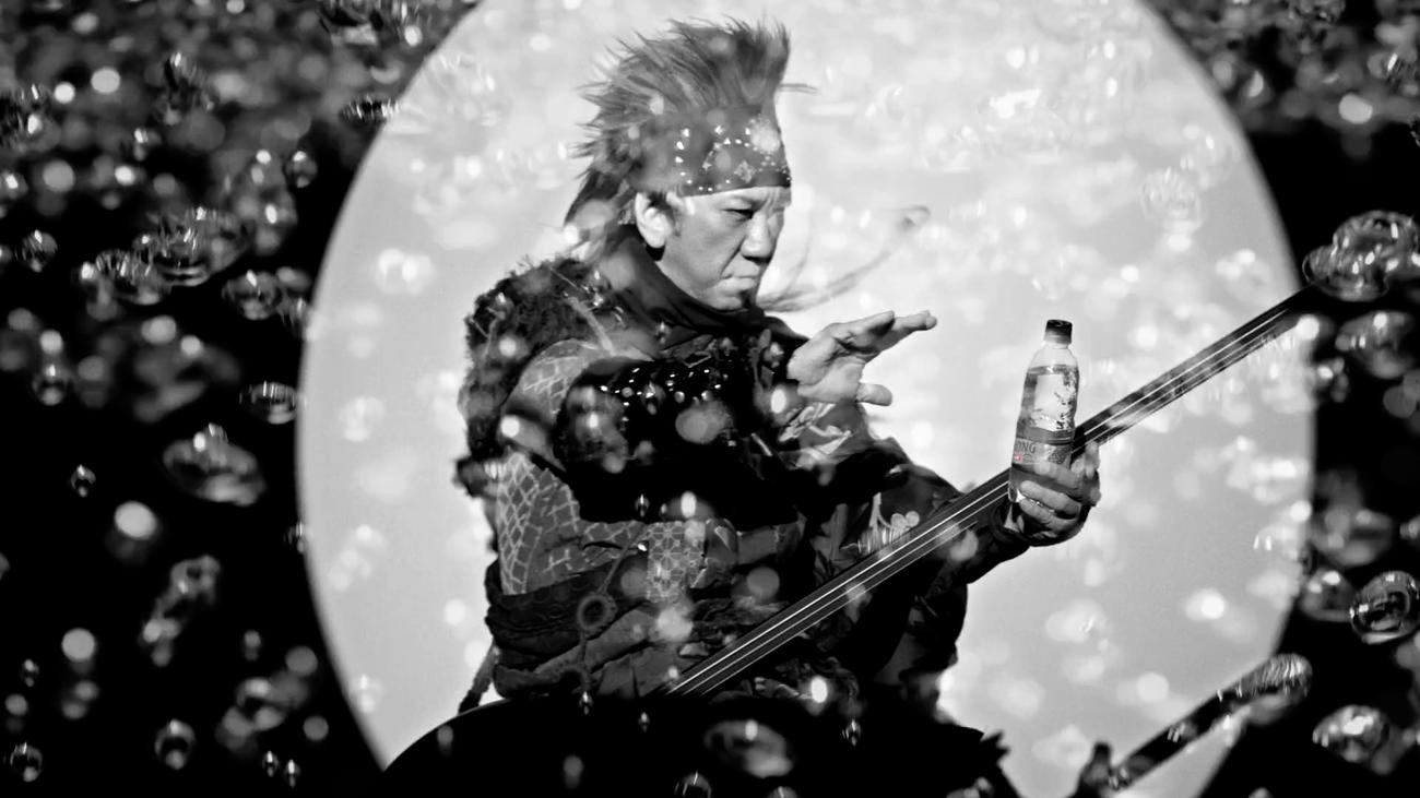 「サントリー　THE STRONG　天然水スパークリング」のCMで巨大三味線を操る布袋寅泰
