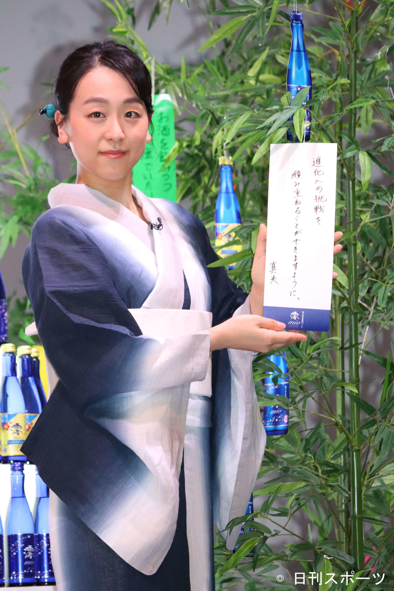 スパークリング清酒「澪」presents MIO×MAO NIGHT 2022で笹に七夕の短冊を結ぶ浅田真央（撮影・加藤理沙）