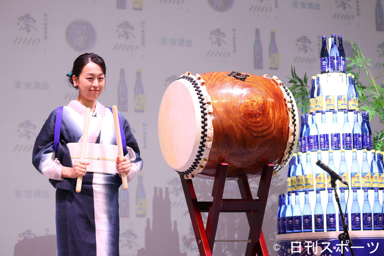 スパークリング清酒「澪」presents MIO×MAO NIGHT 2022で和太鼓に挑戦する浅田真央（撮影・加藤理沙）