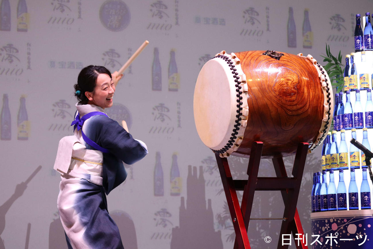 スパークリング清酒「澪」presents MIO×MAO NIGHT 2022で和太鼓を披露した浅田真央（撮影・加藤理沙）