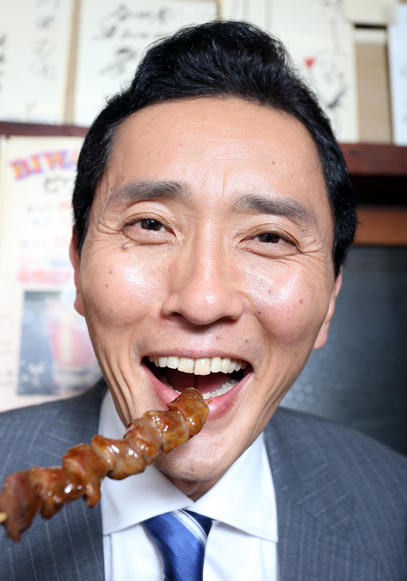 日本一美味しい顔で食べる役者、松重豊さん。カメラマンの注文に最高の表情で応えてくれました（13年6月撮影）