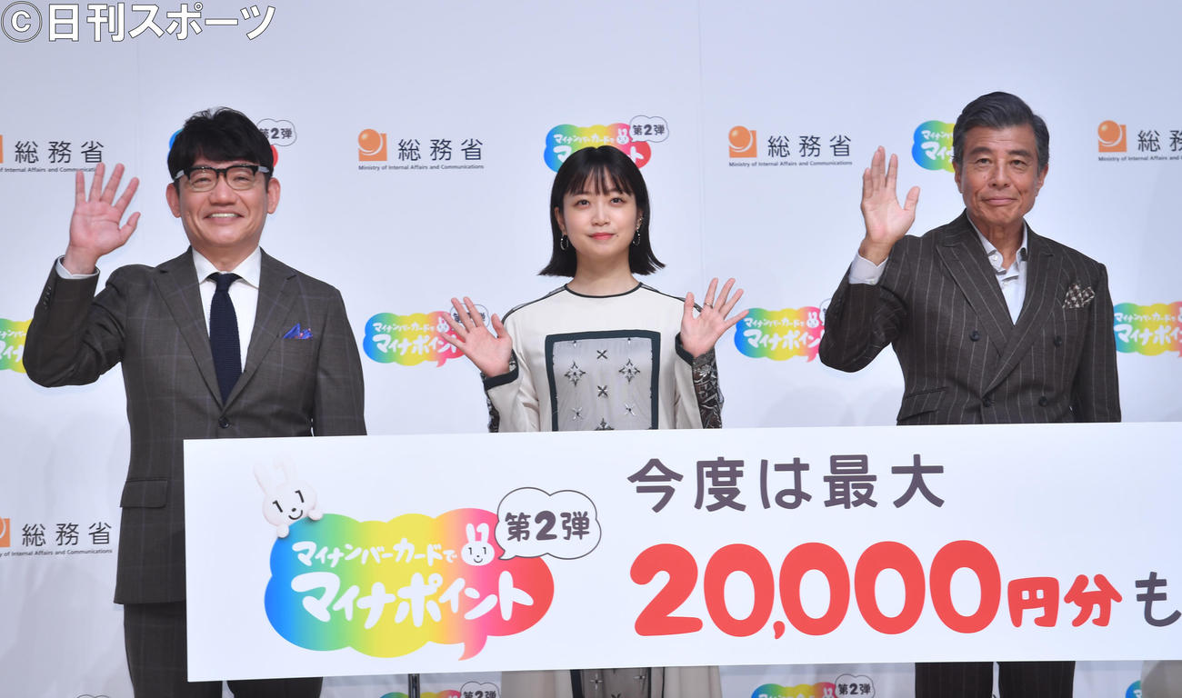 「マイナポイント第2弾新CM発表会」で記念撮影に納まる、左からずん飯尾和樹、深川麻衣、舘ひろし（撮影・柴田隆二）