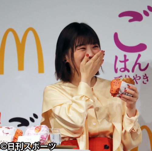夜マック「ごはんバーガー」新商品発表イベントで、ごはんバーガーを試食する伊藤沙莉（撮影・加藤理沙）