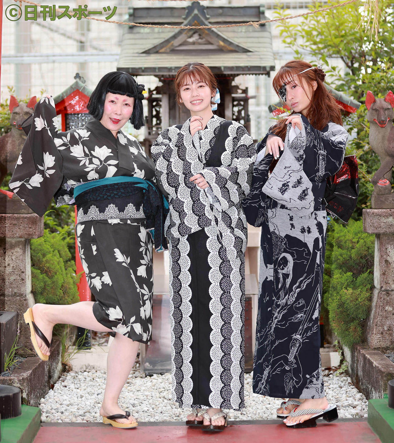 「妖怪シェアハウス」で共演する小芝風花（中央）池谷のぶえ（左）松本まりかは浴衣を着て笑顔を見せる（撮影・垰建太）