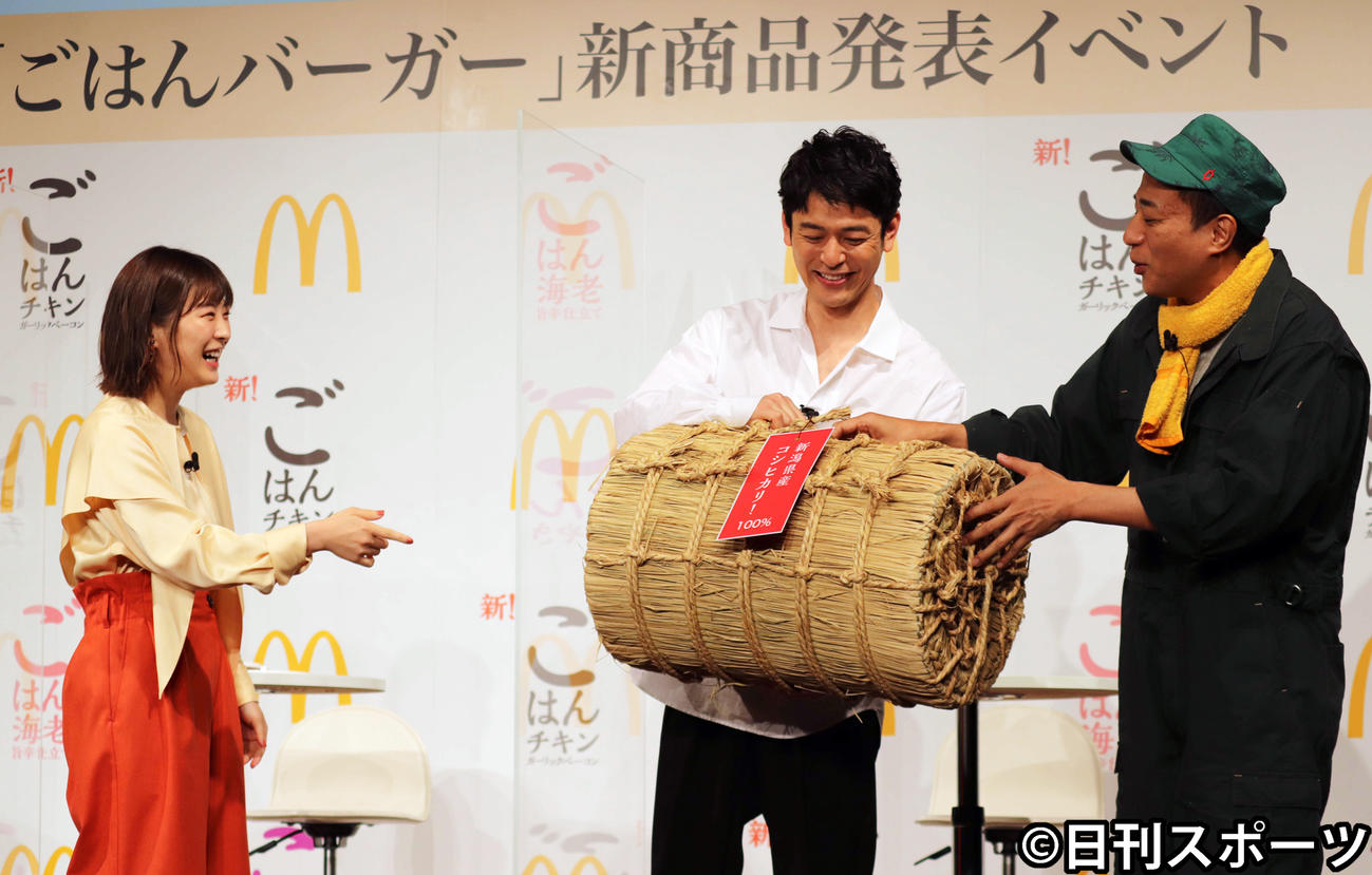 夜マック「ごはんバーガー」新商品発表イベントに出席した、左から伊藤沙莉、妻夫木聡、米俵を担いで登場した、お笑いコンビ、ナイツの塙宣之（撮影・加藤理沙）