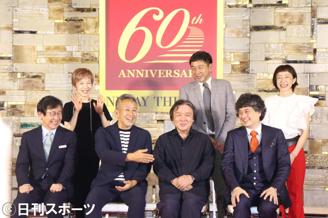 日生劇場開場60周年記念主催公演制作発表会見に出席した、前列左から松山保臣氏、宮本亞門氏、栗山民也氏、粟國淳氏。後列左から高部尚子氏、一色隆司氏、山田うん氏（撮影・加藤理沙）
