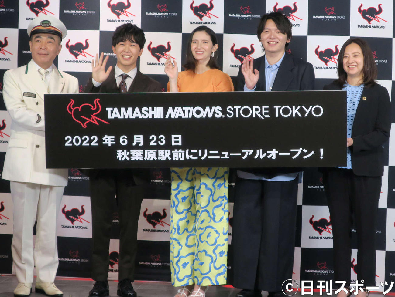 「TAMASHII NATIONS STORE TOKYO」リニューアルオープンセレモニーで。左から、秋葉原駅長保倉好之氏、鈴木福、市川紗椰、濱田龍臣、宇田川南欧社長