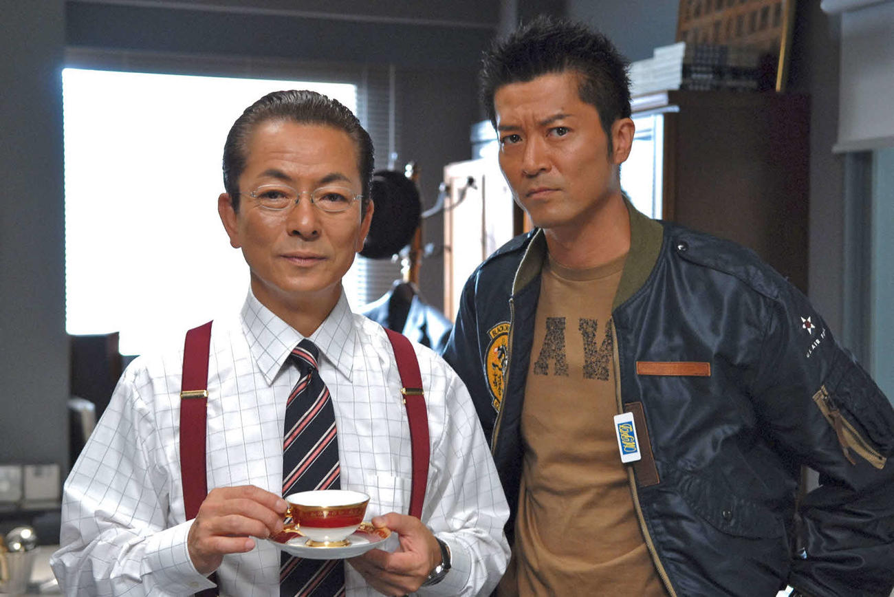 初代相棒時代の水谷豊（左）と寺脇康文