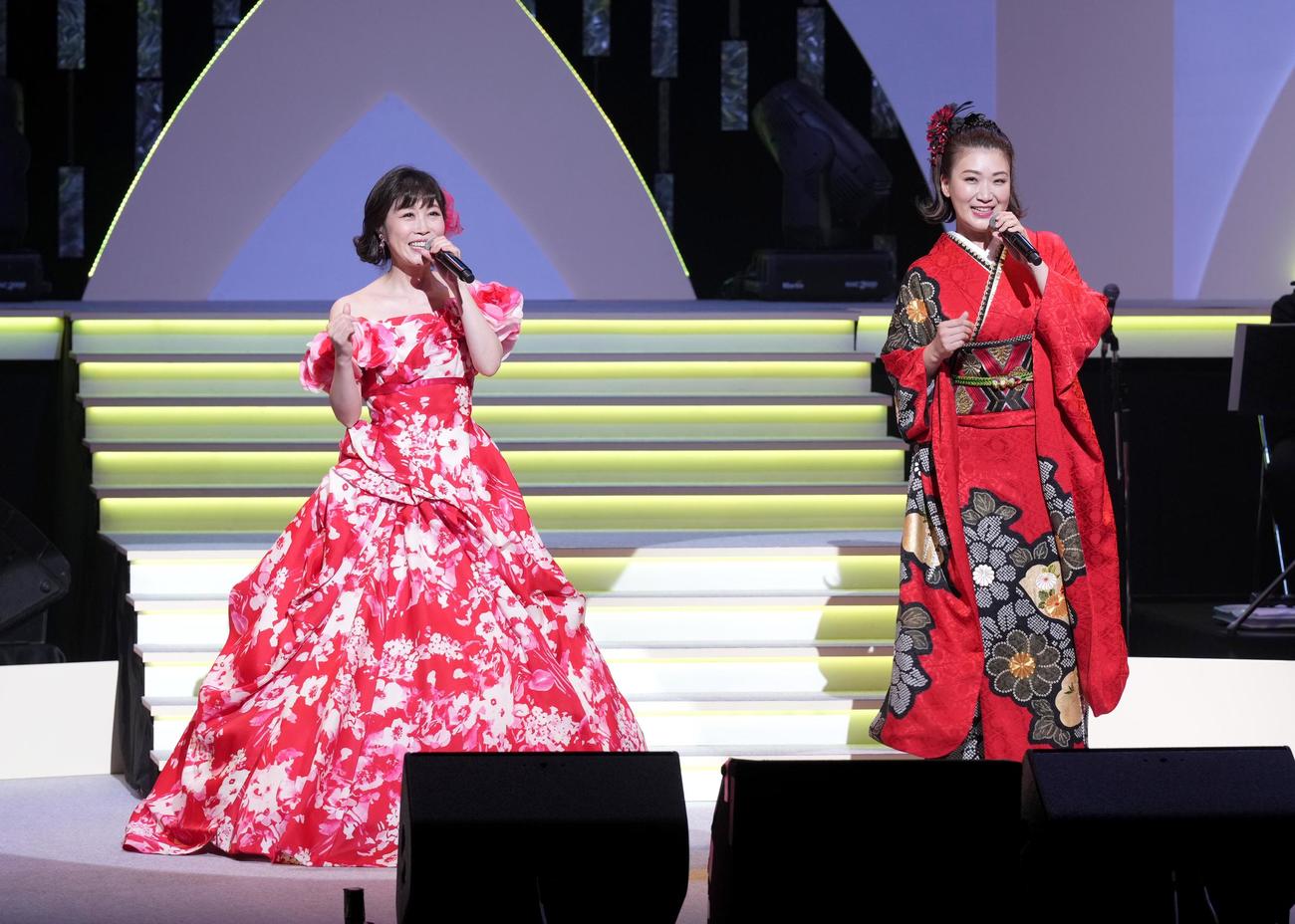 初のジョイントコンサートを行った水森かおり（左）と市川由紀乃
