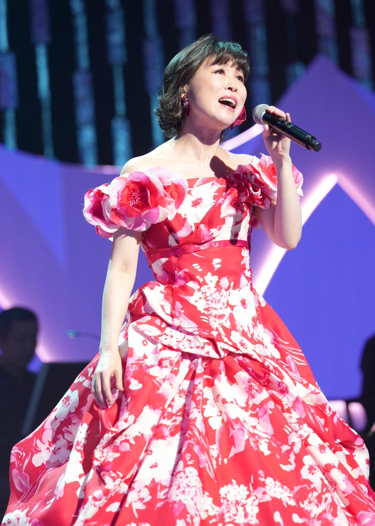 市川由紀乃と初のジョイントコンサートを行った水森かおり