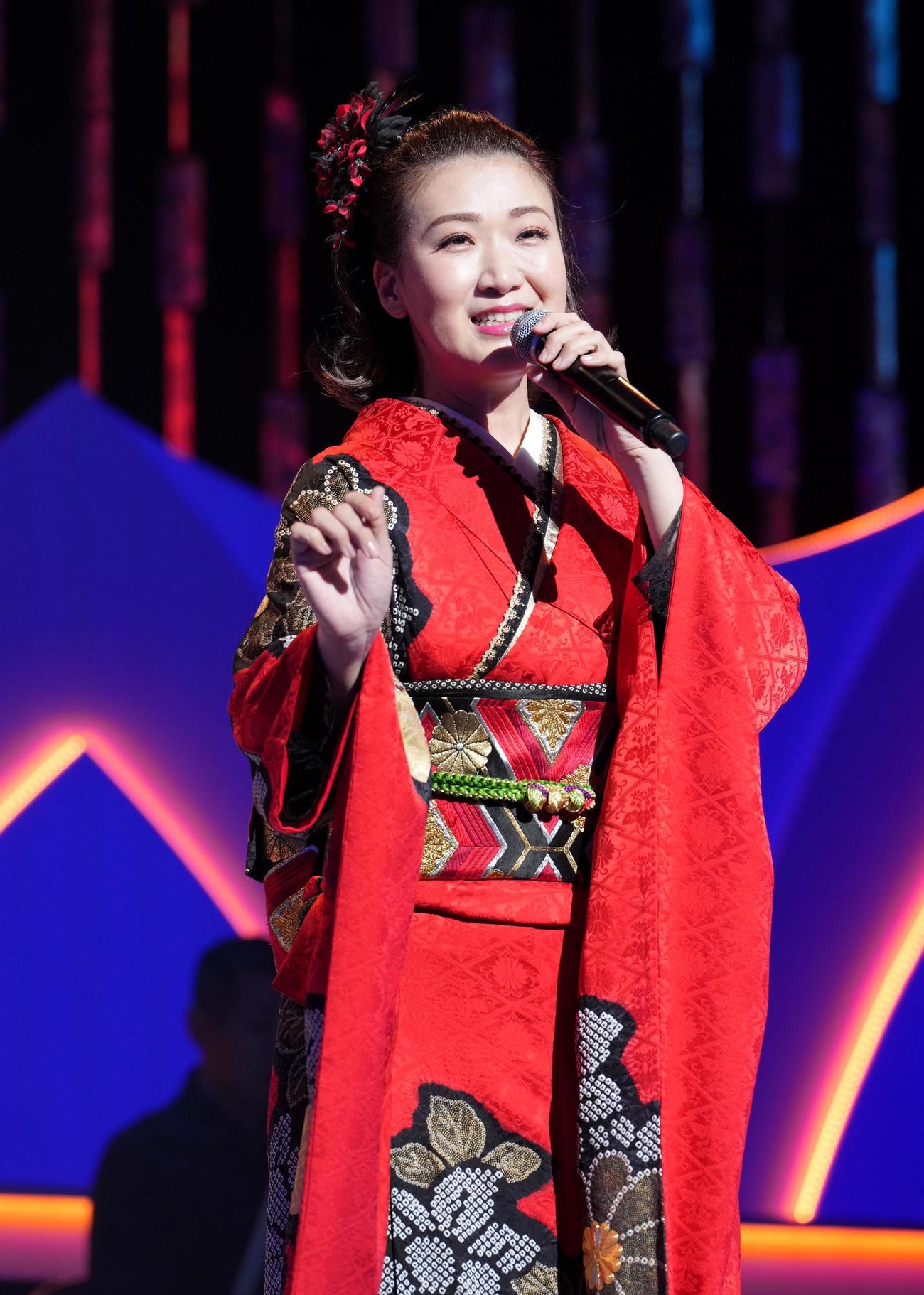 水森かおりと初のジョイントコンサートを行った市川由紀乃