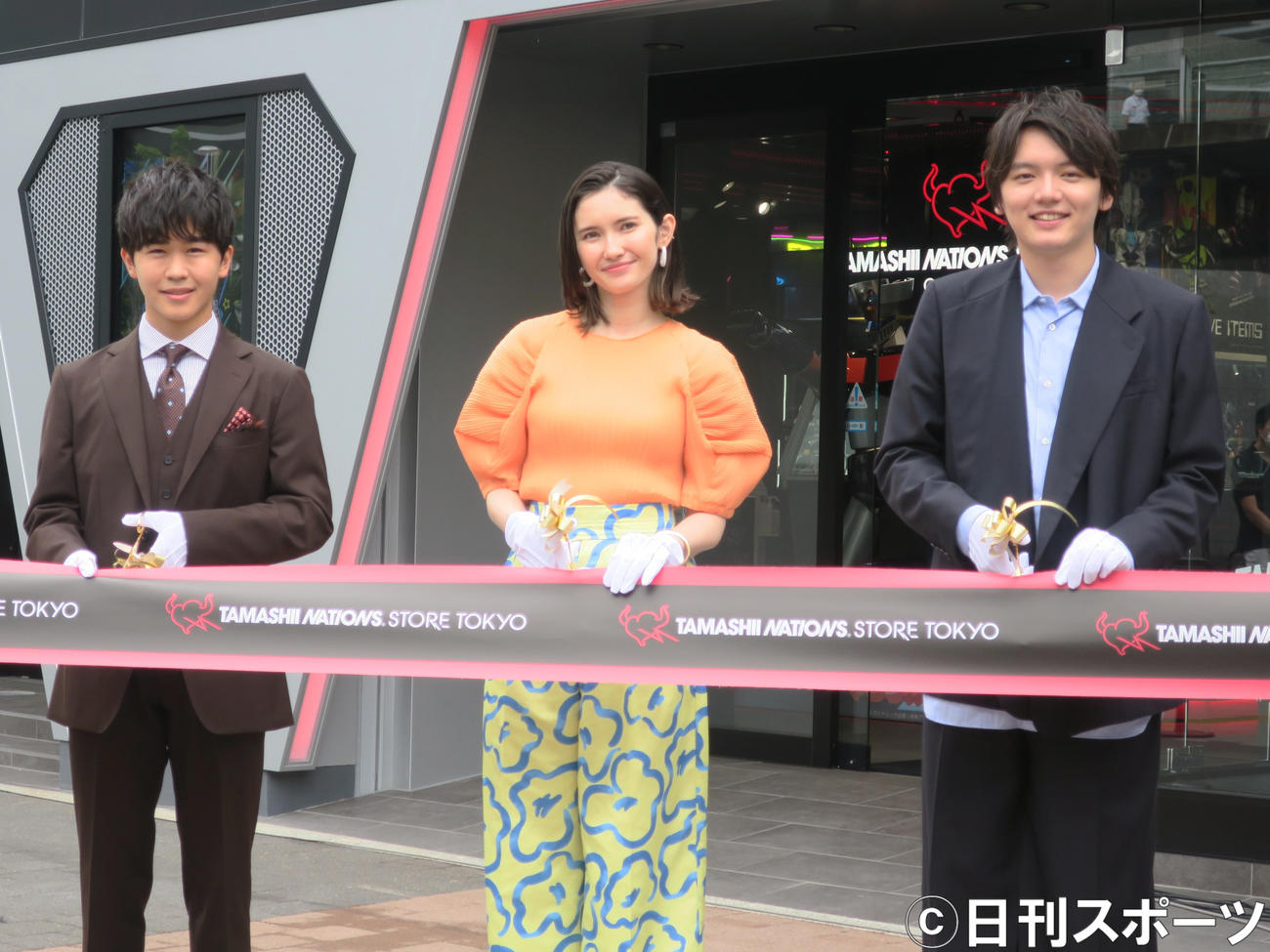 「TAMASHII NATIONS STORE TOKYO」リニューアルオープンセレモニーのテープカットで。左から、鈴木福、市川紗椰、濱田龍臣
