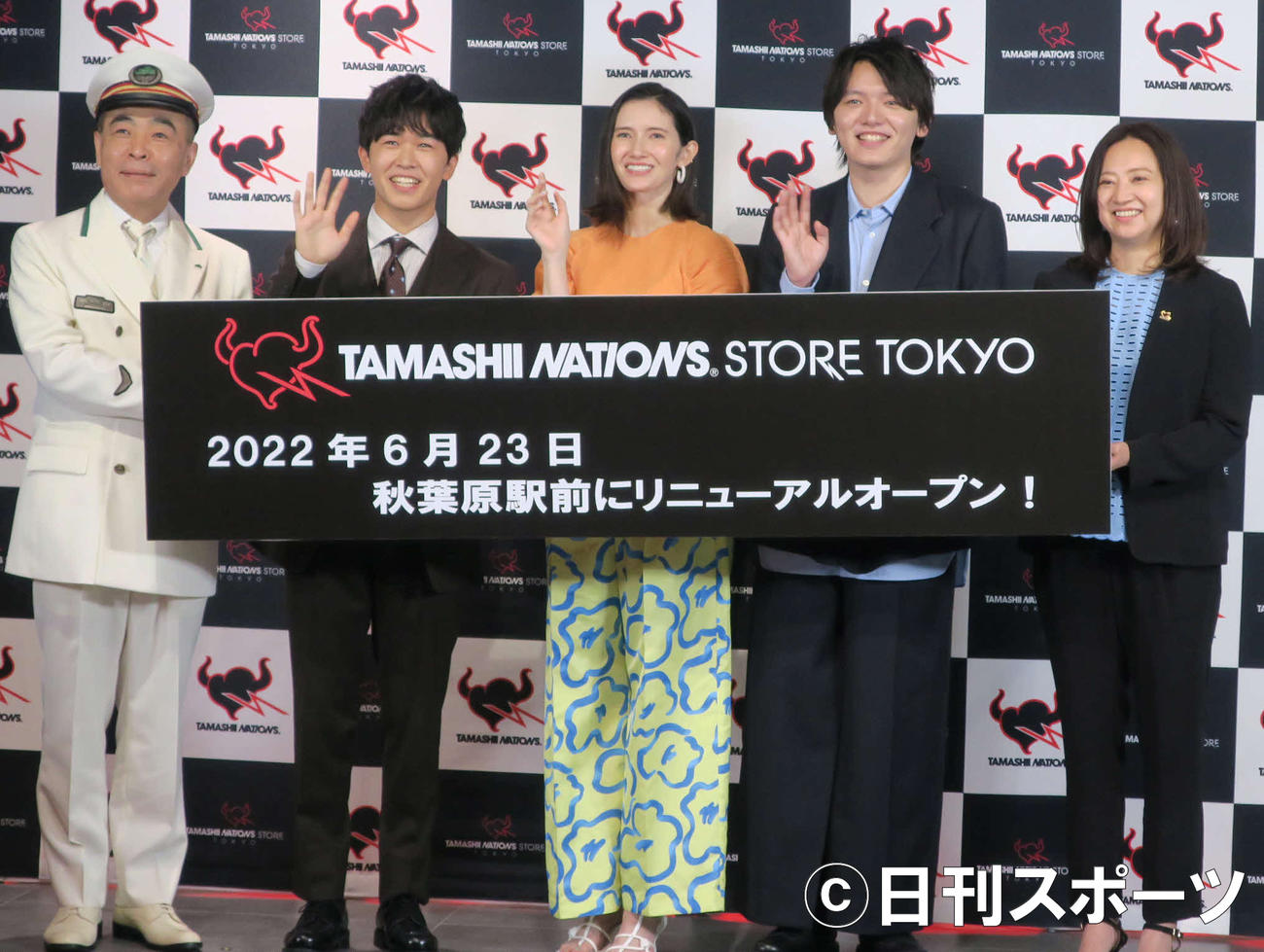 「TAMASHII NATIONS STORE TOKYO」リニューアルオープンセレモニーで。左から、秋葉原駅長保倉好之氏、鈴木福、市川紗椰、濱田龍臣、宇田川南欧社長