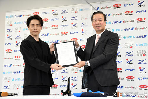 日本卓球協会男女ホープスナショナルチームのコンディショニングコーチに就任したEXILE TETSUYA。右は同協会宮崎義仁専務理事（撮影・大友陽平）