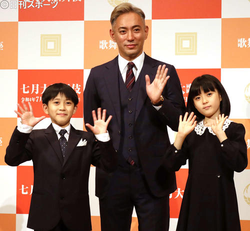 「七月大歌舞伎」の取材会を行った、左から堀越勸玄君、市川海老蔵、市川ぼたん（撮影・小林千穂）
