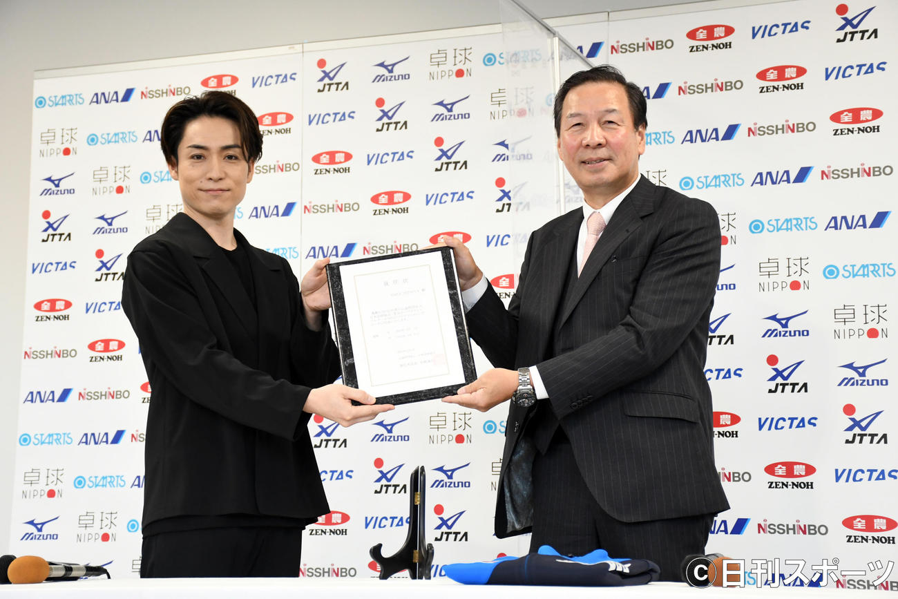 日本卓球協会男女ホープスナショナルチームのコンディショニングコーチに就任したEXILE TETSUYA。右は同協会宮崎義仁専務理事（撮影・大友陽平）