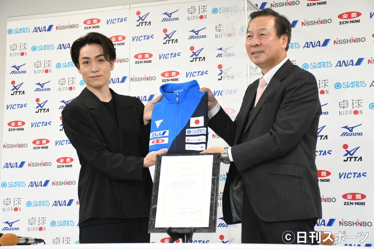 日本卓球協会男女ホープスナショナルチームのコンディショニングコーチに就任したEXILE TETSUYA。右は同協会宮崎義仁専務理事（撮影・大友陽平）