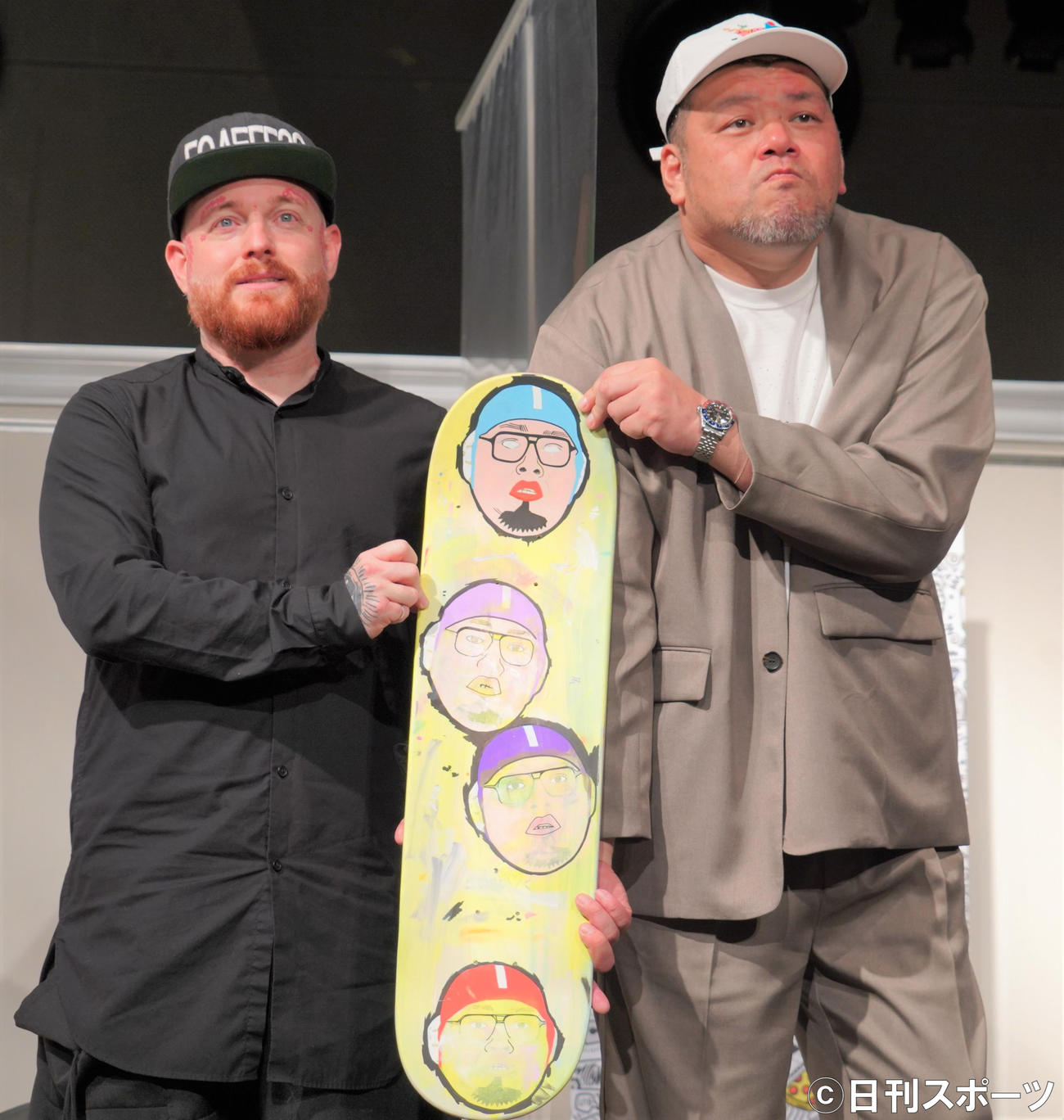 「TENNESSEE LOVELESS展」メディア発表会に出席したテネシー・ラブレス氏（左）と野性爆弾のくっきー！（撮影・佐藤成）