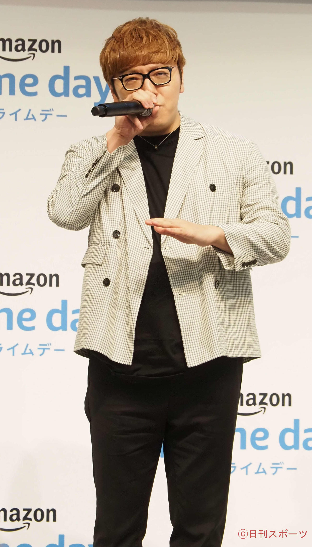 「ブンブンハローAmazonプラ～イム！」とあいさつするHIKAKIN（撮影・遠藤尚子）