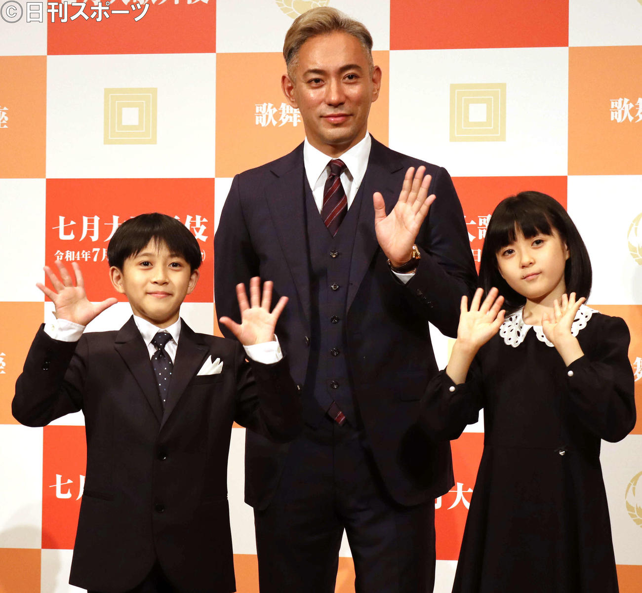 「七月大歌舞伎」の取材会を行った、左から堀越勸玄君、市川海老蔵、市川ぼたん（撮影・小林千穂）