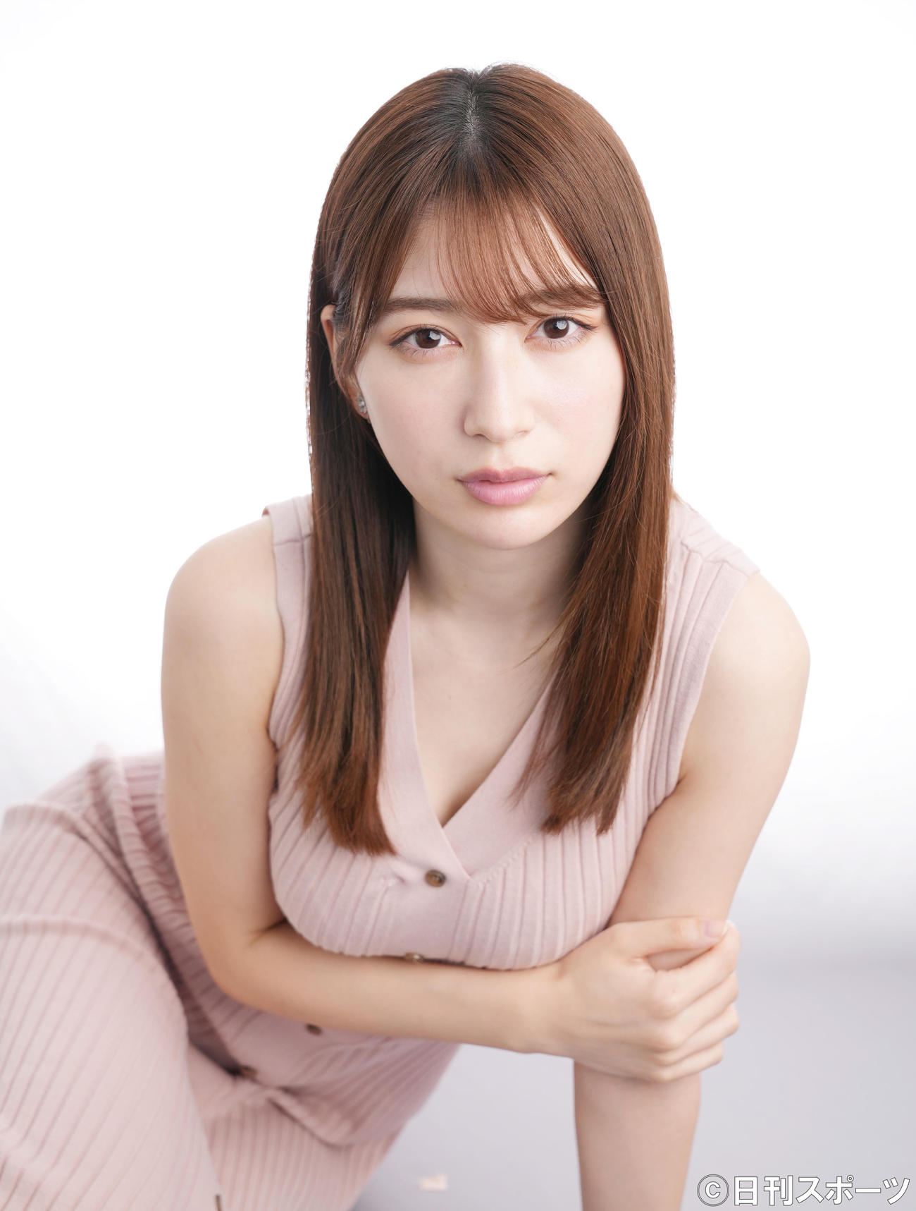 ポーズをとる雪平莉左（撮影・菅敏）