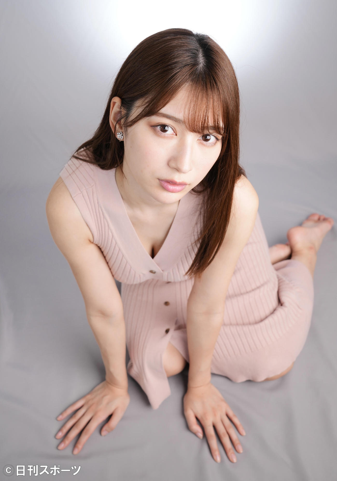 ポーズをとる雪平莉左（撮影・菅敏）
