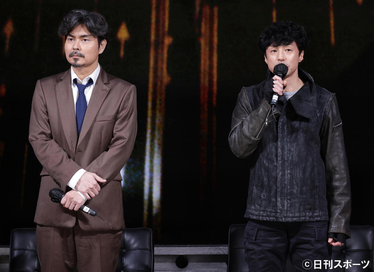 配信ドラマ「GAME OF SPY」生配信イベントを行った小澤征悦（左）と東山紀之（撮影・中島郁夫）