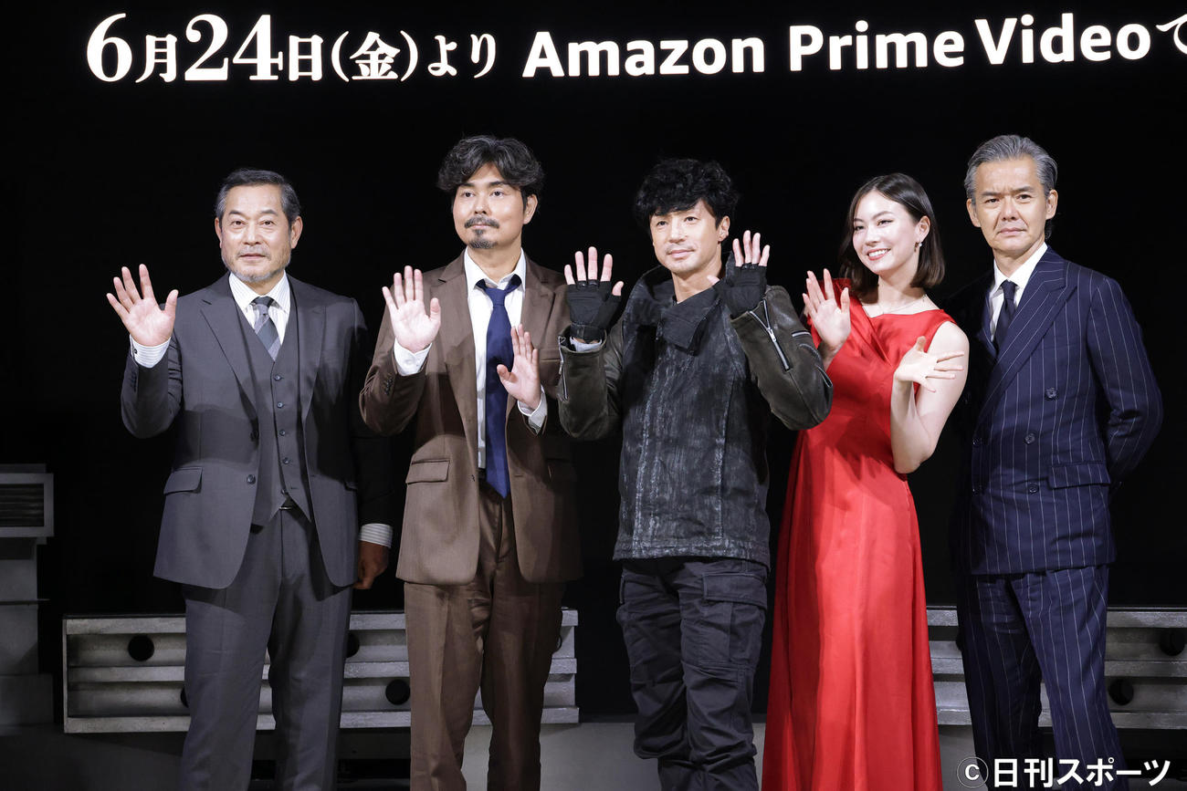 配信ドラマ「GAME OF SPY」生配信イベントを行った、左から松平健、小澤征悦、東山紀之、ローレン・サイ、渡部篤郎（撮影・中島郁夫）