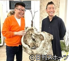 激励に駆けつけた父親のフリーアナウンサー生島ヒロシ（左）と生島翔
