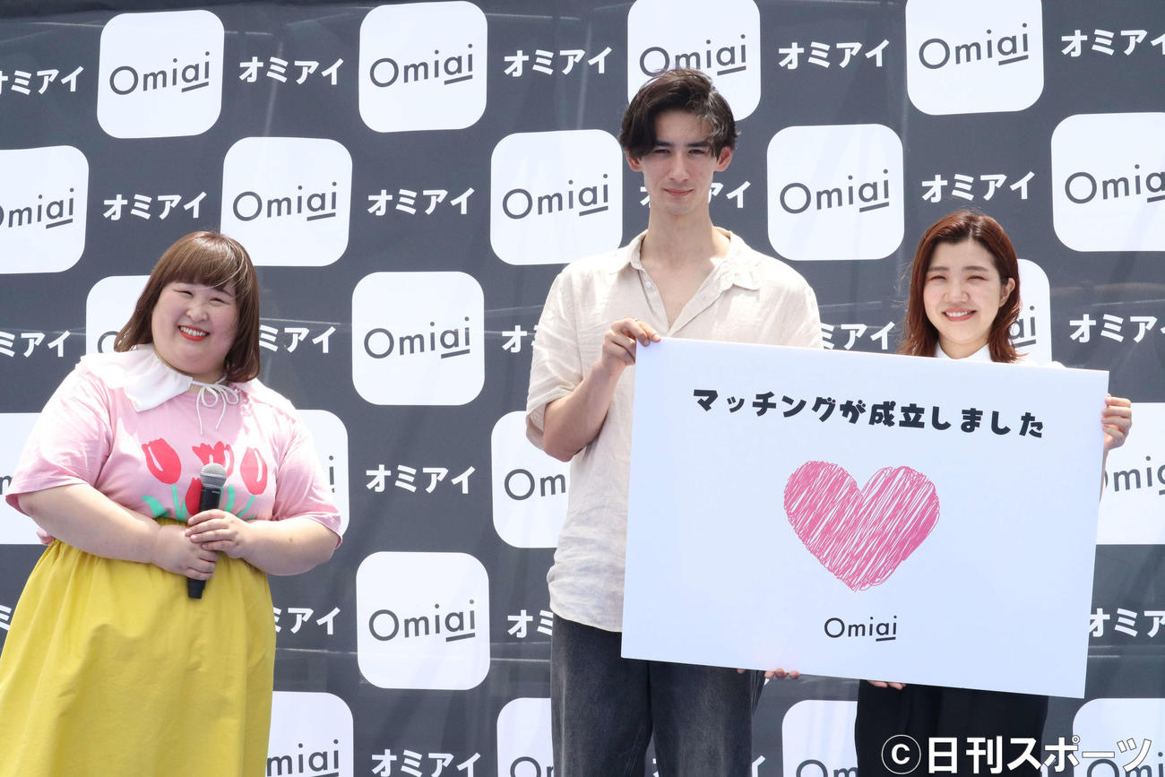 「Omiaiジェットコースターinよみうりランド」で、Omiaiジェットコースターに乗車体験し、マッチング成立したJayken（中央）とお笑いトリオ、3時のヒロインの福田麻貴（右）