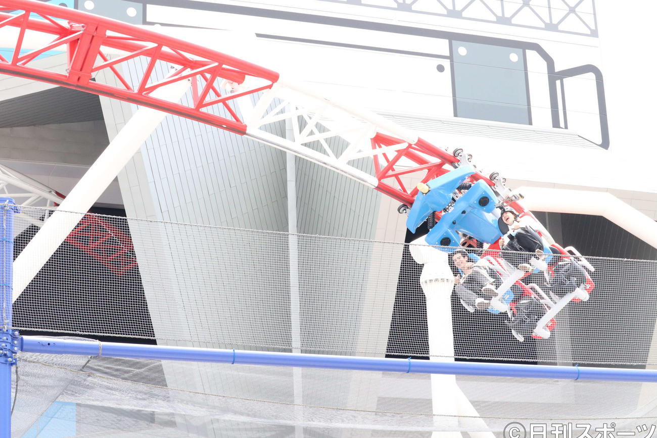「Omiaiジェットコースターinよみうりランド」でジェットコースターに乗車体験する、3時のヒロイン福田麻貴（手前）とJayken（撮影・加藤理沙）