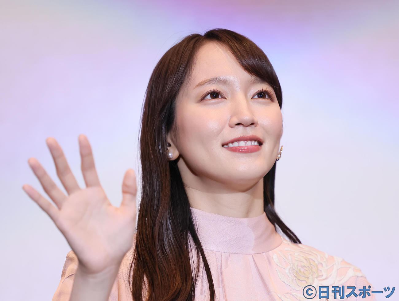 舞台あいさつで笑顔で手を振る吉岡里帆（撮影・足立雅史）