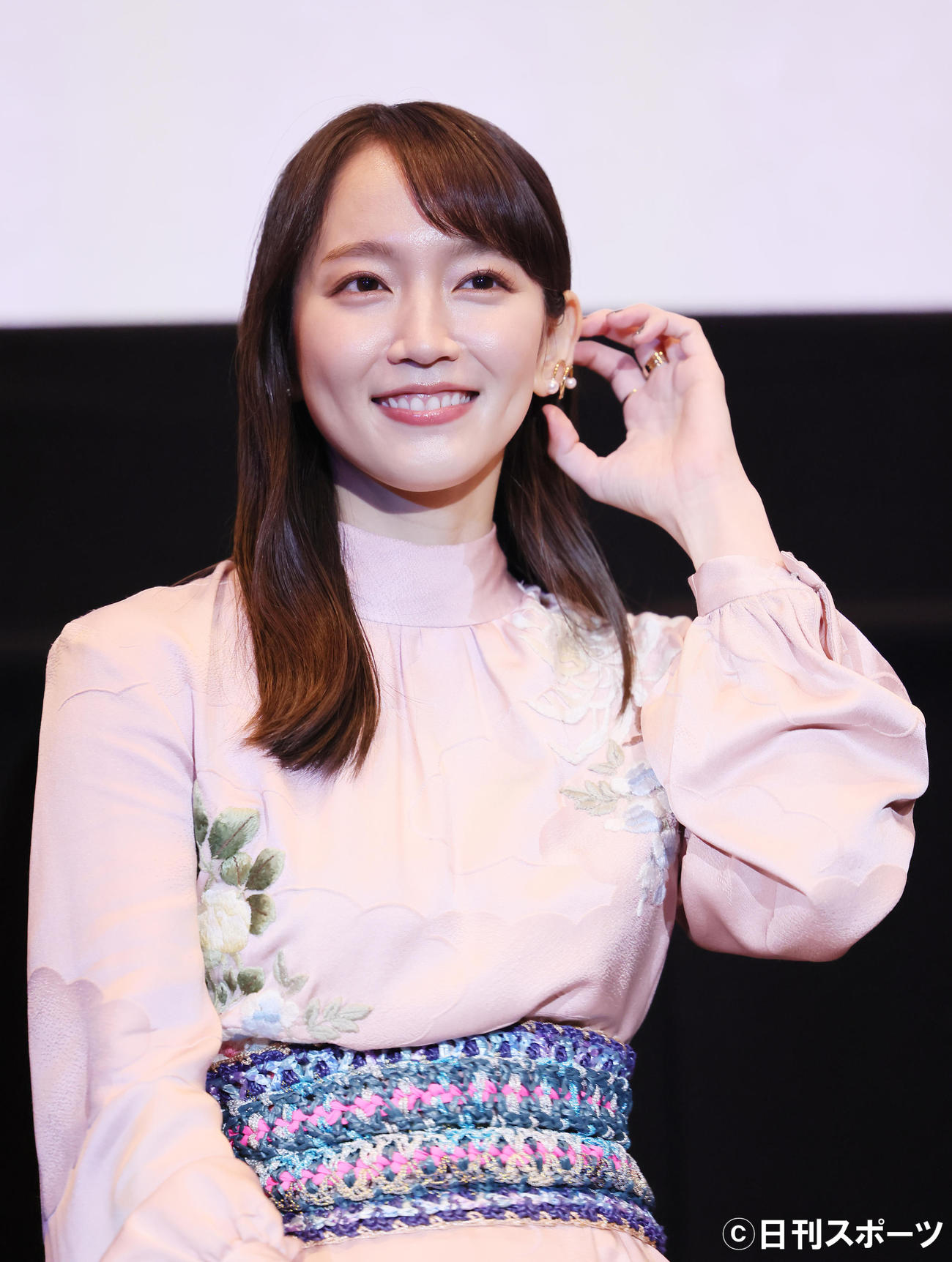 役柄をイメージした衣装で登場した吉岡里帆（撮影・足立雅史）