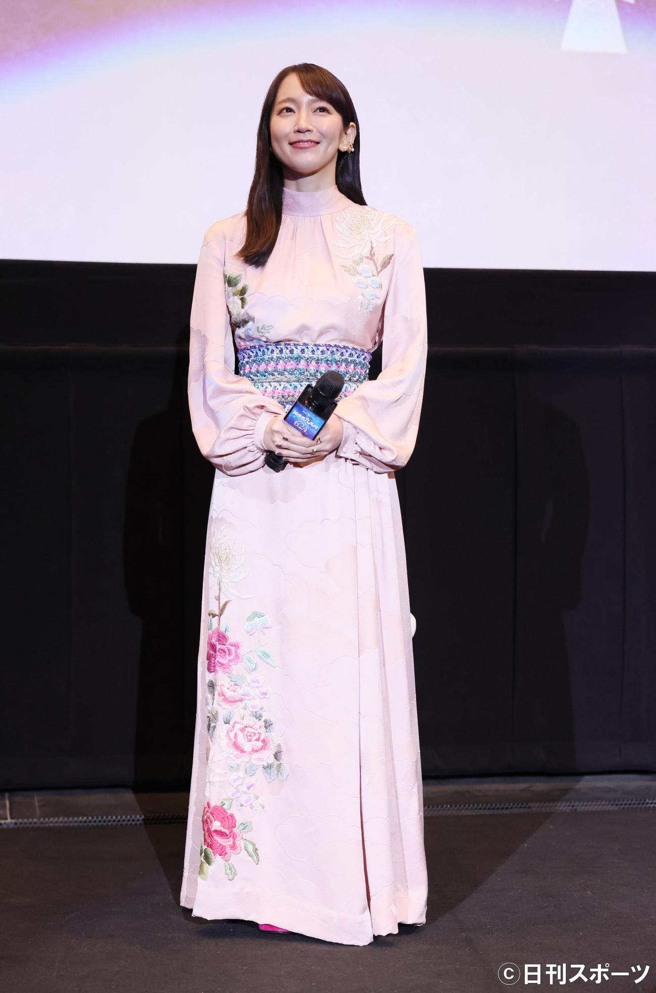 役柄をイメージした衣装で登場した吉岡里帆（撮影・足立雅史）