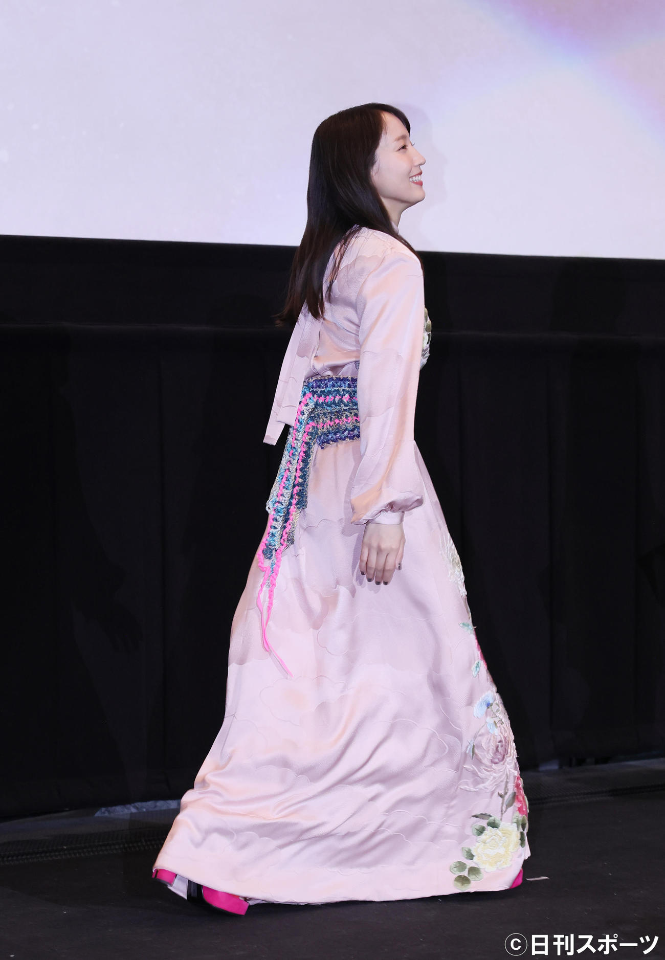 役柄をイメージした衣装で登場した吉岡里帆（撮影・足立雅史）