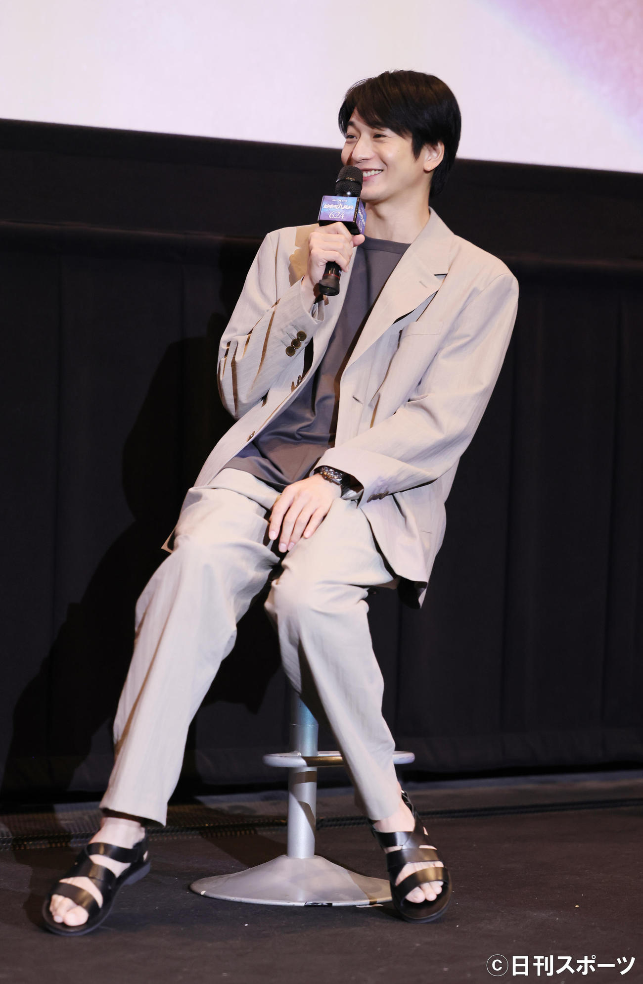 サンダル姿で登壇した向井理（撮影・足立雅史）