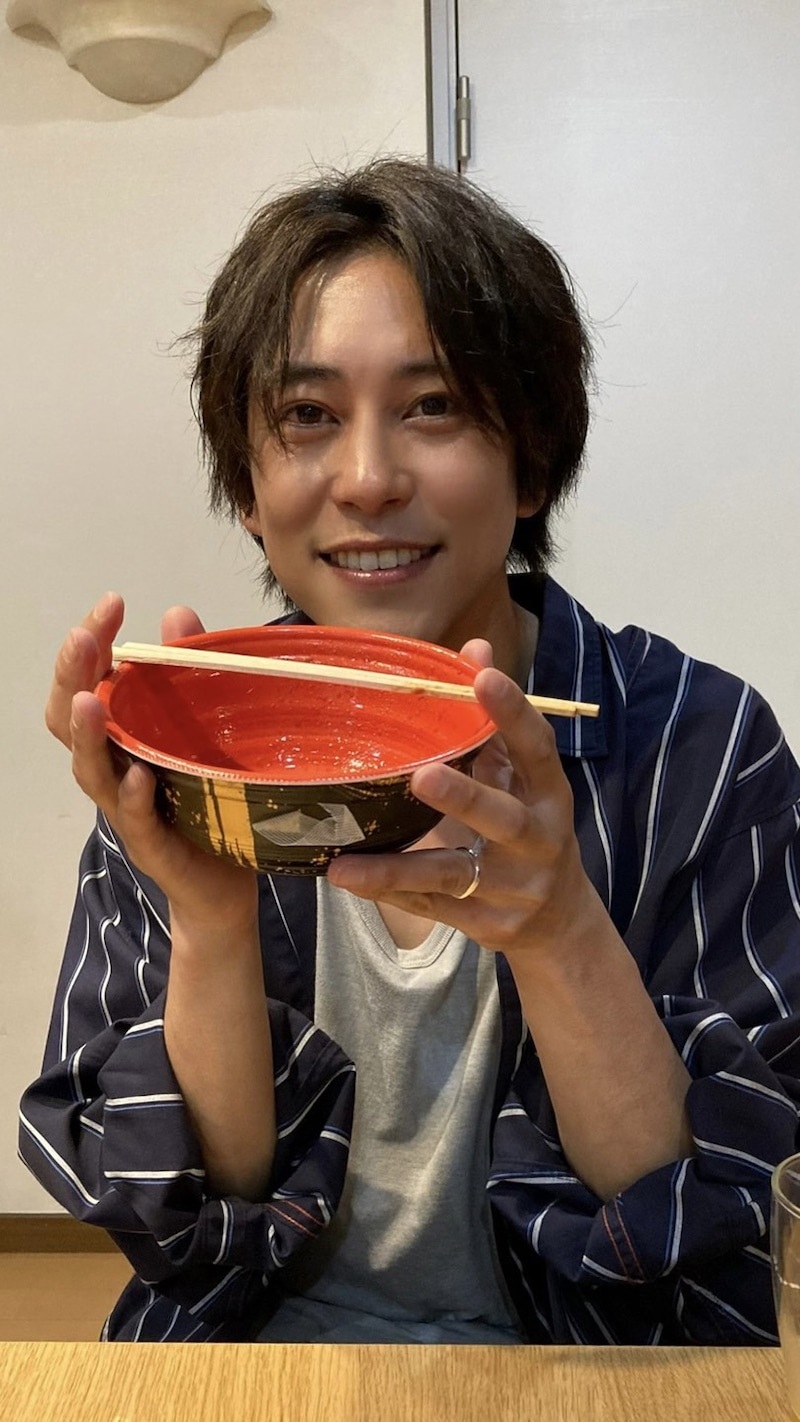 食べ終わった器を持つ佐野岳　「私たち結婚しました3」オフィシャルブログより